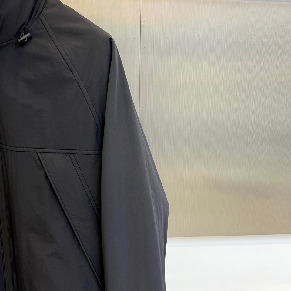 Bur巴宝莉、【高品质】2025秋冬军绿薄棉夹克。▸ 军绿主色调：搭配黑色拉链系统，打造硬朗军事风（如主