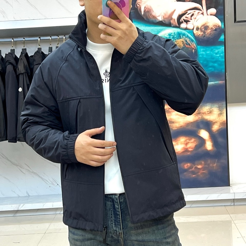 Bur巴宝莉、【高品质】2025秋冬军绿薄棉夹克。▸ 军绿主色调：搭配黑色拉链系统，打造硬朗军事风（如主