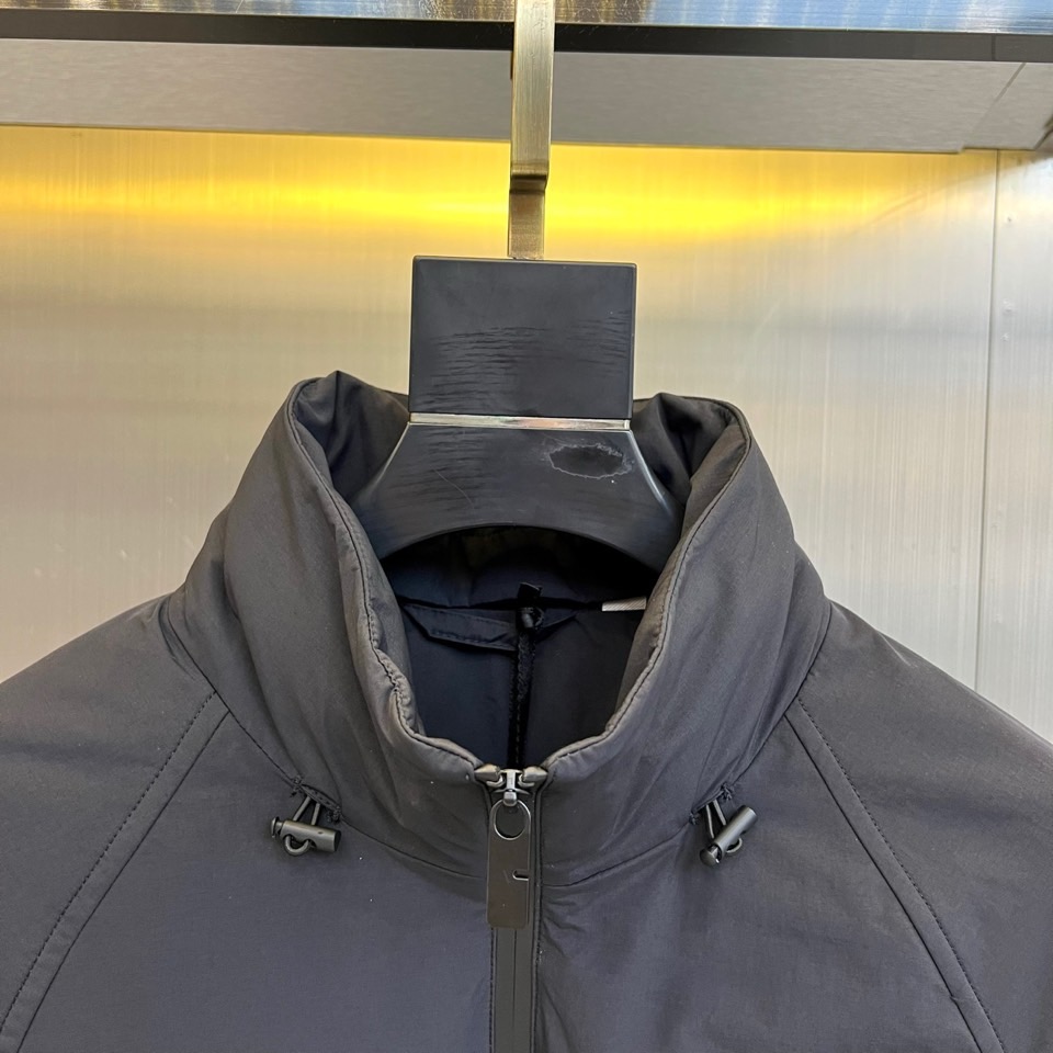 Bur巴宝莉、【高品质】2025秋冬军绿薄棉夹克。▸ 军绿主色调：搭配黑色拉链系统，打造硬朗军事风（如主