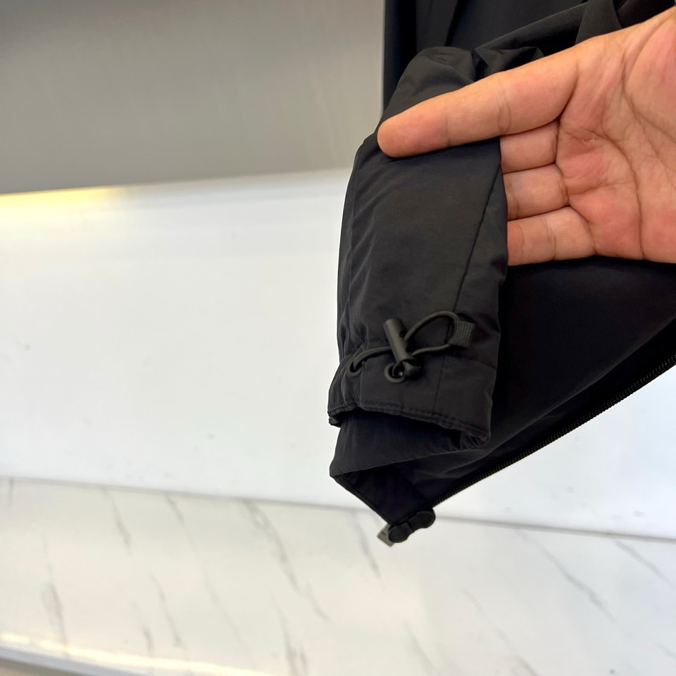 Bur巴宝莉、【高品质】2025秋冬军绿薄棉夹克。▸ 军绿主色调：搭配黑色拉链系统，打造硬朗军事风（如主