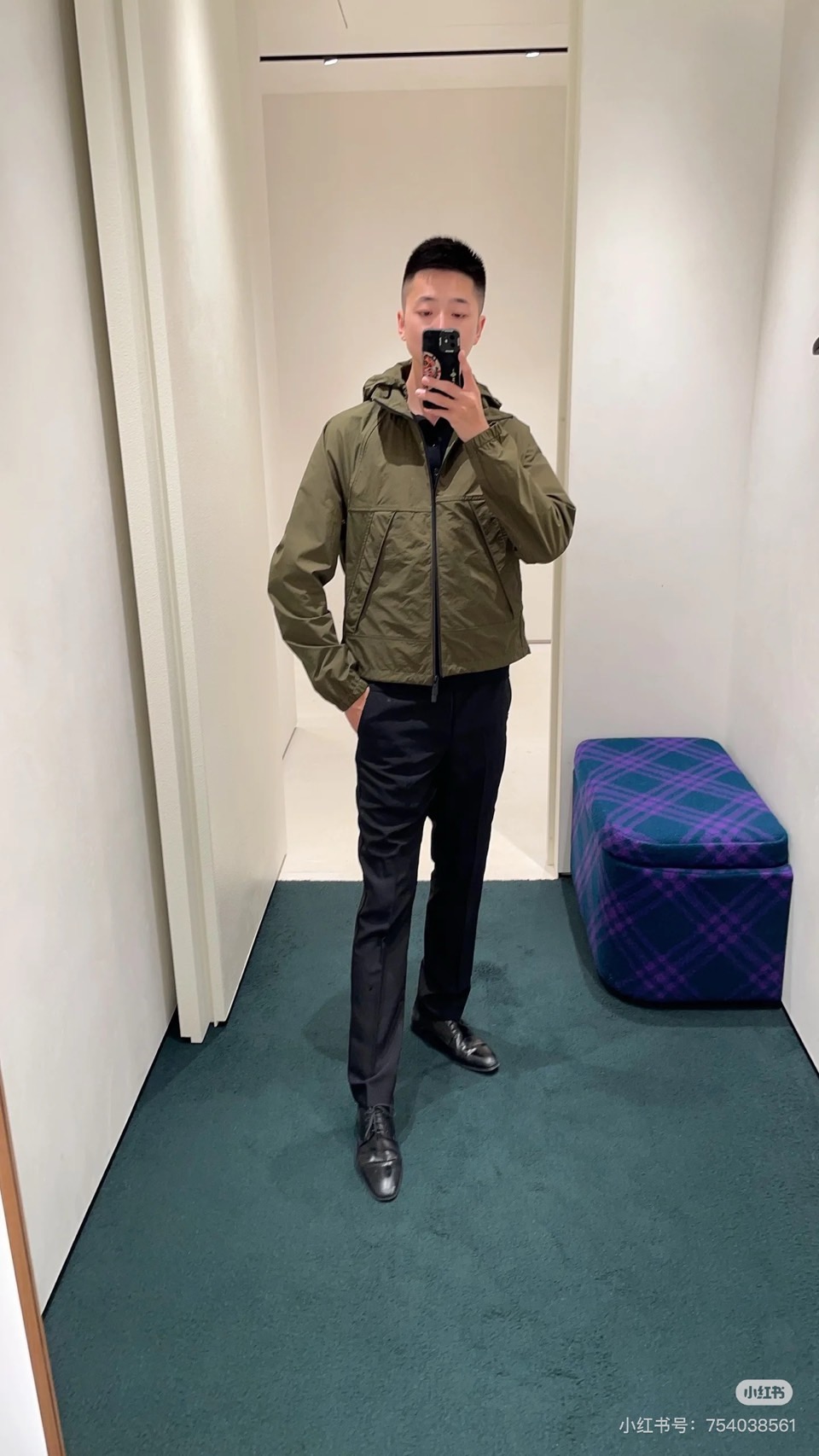 Bur巴宝莉、【高品质】2025秋冬军绿薄棉夹克。▸ 军绿主色调：搭配黑色拉链系统，打造硬朗军事风（如主