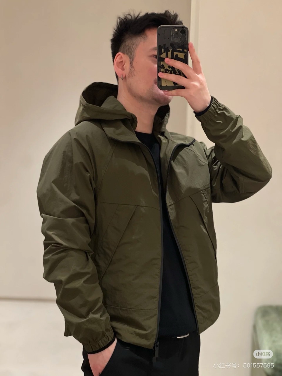 Bur巴宝莉、【高品质】2025秋冬军绿薄棉夹克。▸ 军绿主色调：搭配黑色拉链系统，打造硬朗军事风（如主
