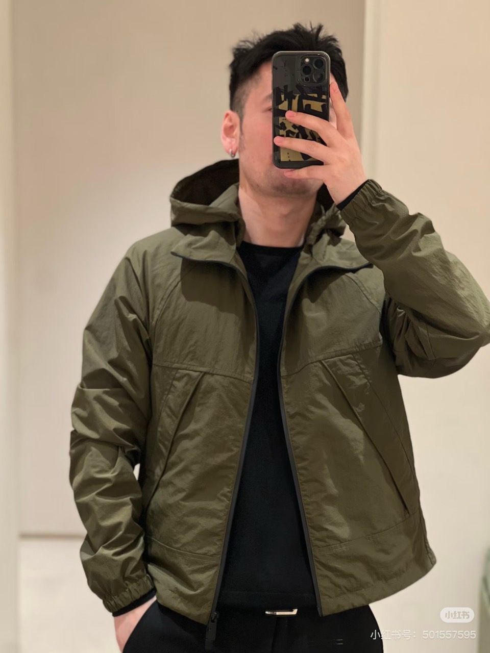 Bur巴宝莉、【高品质】2025秋冬军绿薄棉夹克。▸ 军绿主色调：搭配黑色拉链系统，打造硬朗军事风（如主