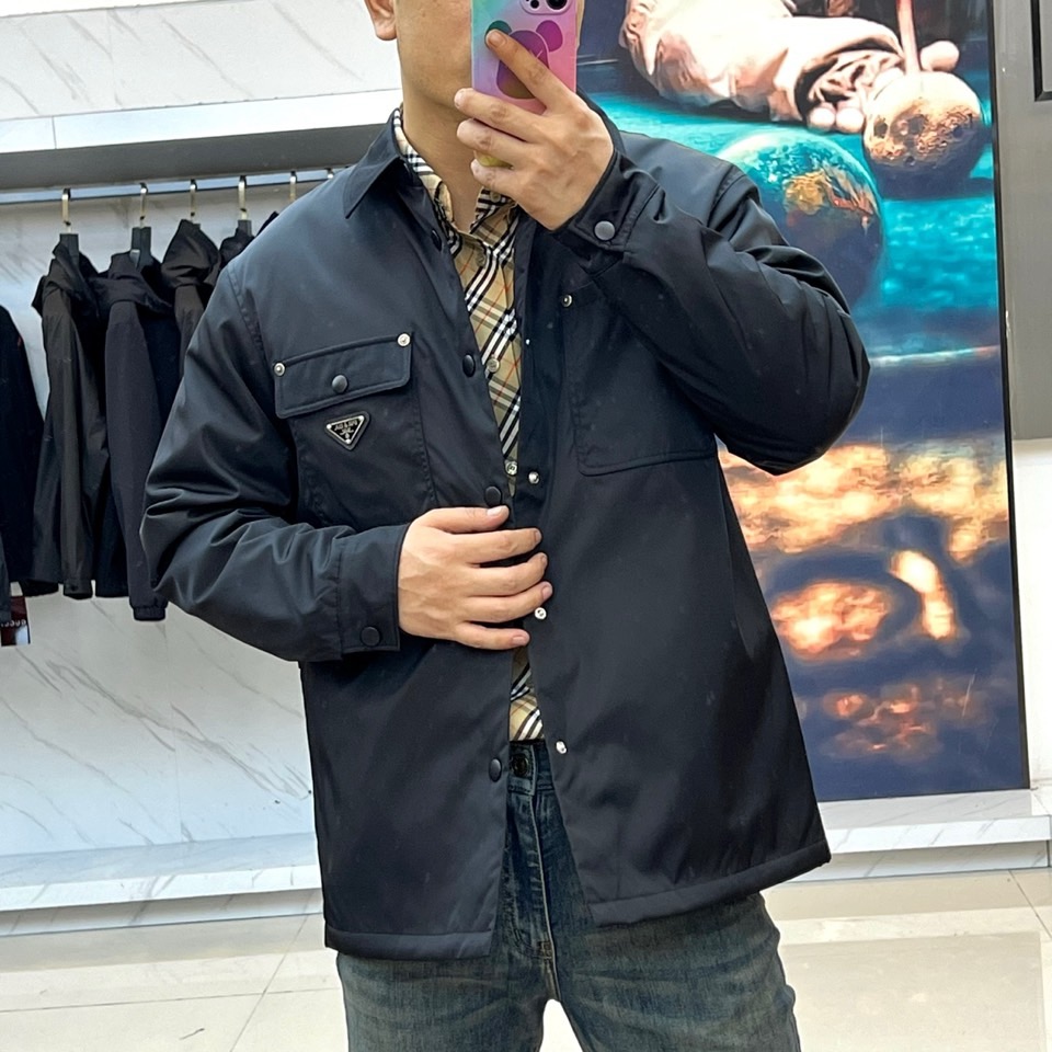 Prad普拉、【高品质】2025秋冬黑色翻领棉服。当意大利工艺遇见德意志理性，这件黑色翻领棉服以直线条切