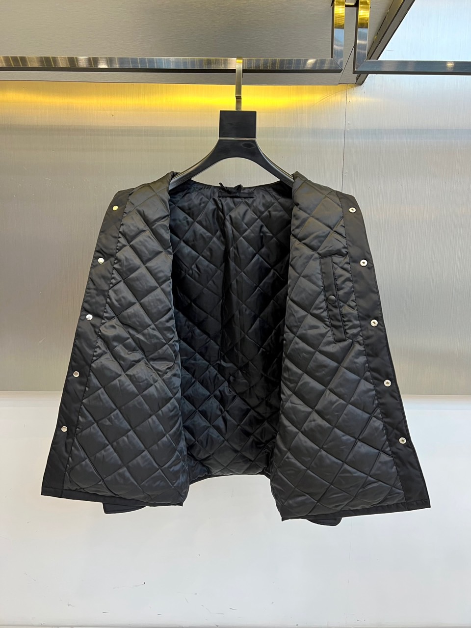 Prad普拉、【高品质】2025秋冬黑色翻领棉服。当意大利工艺遇见德意志理性，这件黑色翻领棉服以直线条切