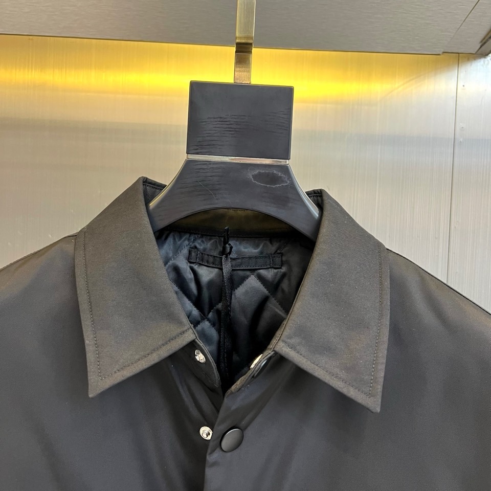 Prad普拉、【高品质】2025秋冬黑色翻领棉服。当意大利工艺遇见德意志理性，这件黑色翻领棉服以直线条切