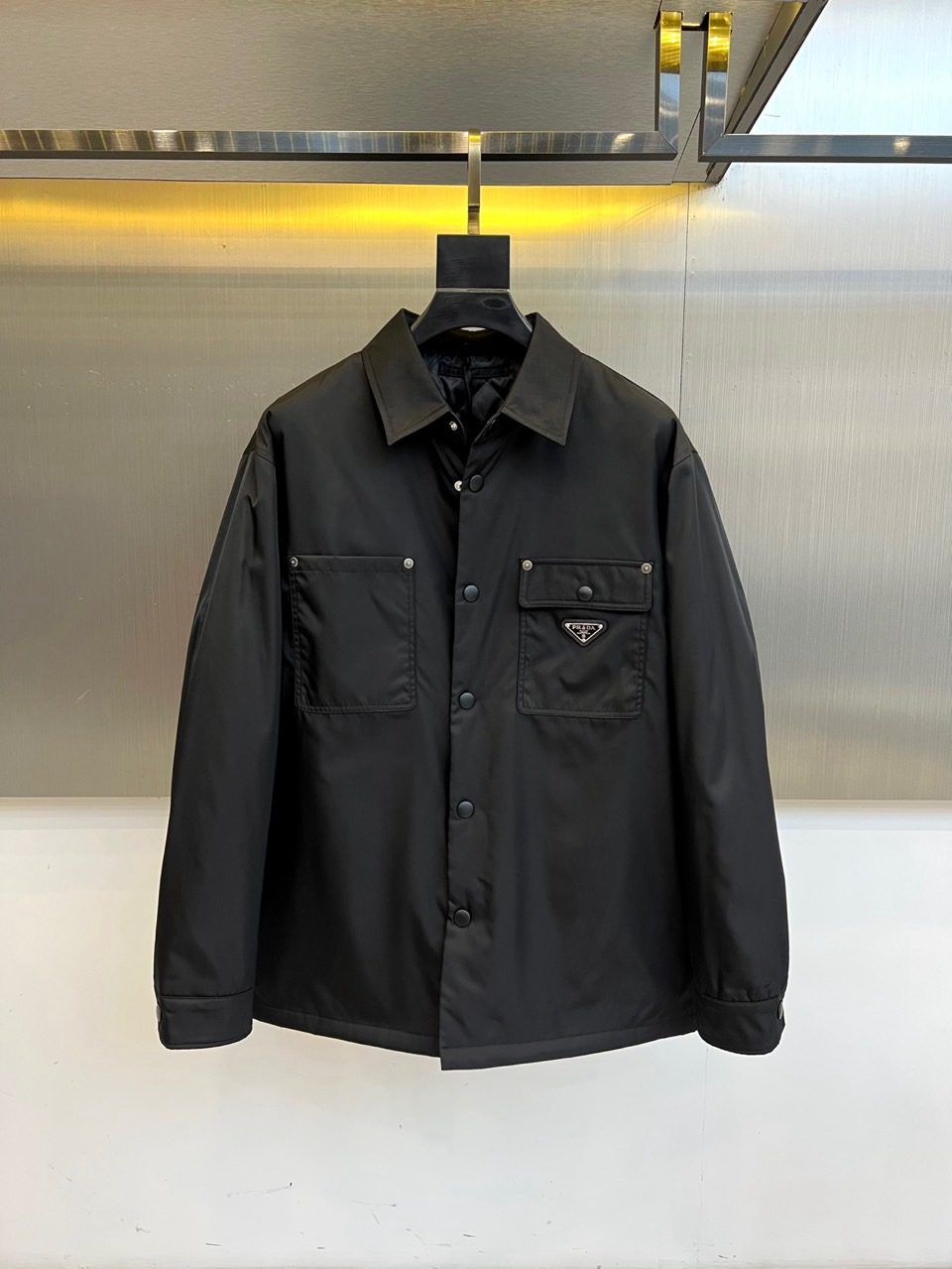 Prad普拉、【高品质】2025秋冬黑色翻领棉服。当意大利工艺遇见德意志理性，这件黑色翻领棉服以直线条切