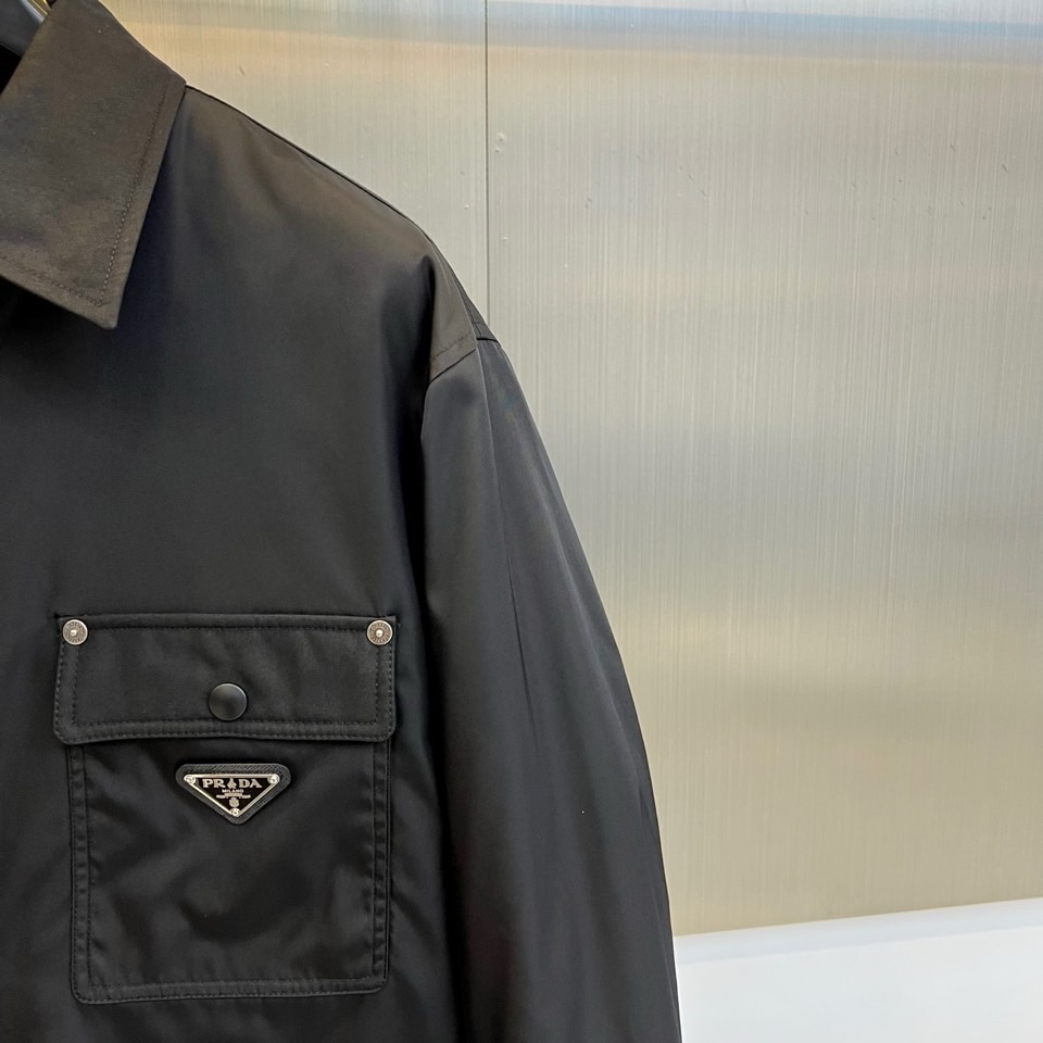 Prad普拉、【高品质】2025秋冬黑色翻领棉服。当意大利工艺遇见德意志理性，这件黑色翻领棉服以直线条切