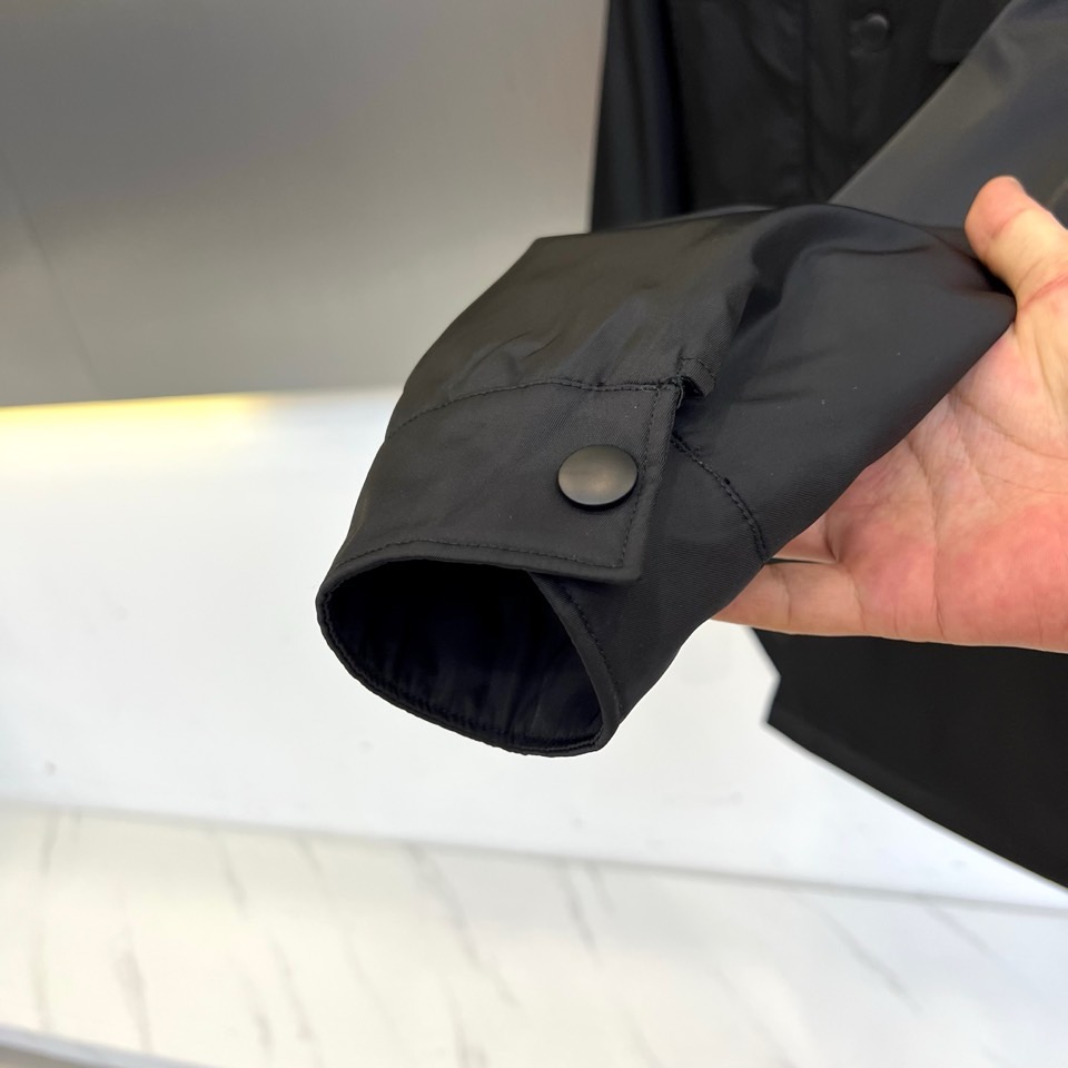 Prad普拉、【高品质】2025秋冬黑色翻领棉服。当意大利工艺遇见德意志理性，这件黑色翻领棉服以直线条切