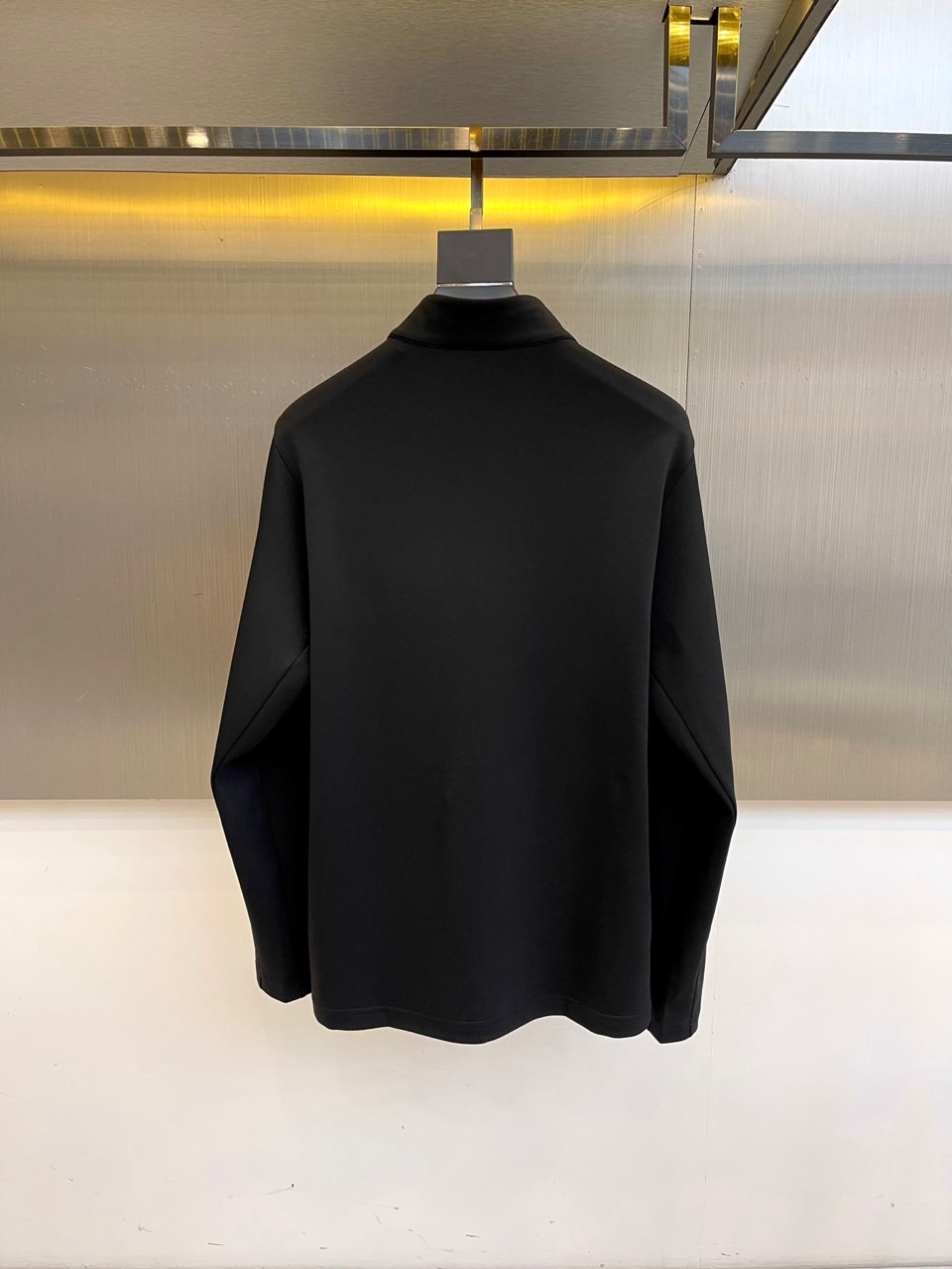 Prad普拉、2025秋冬长袖卫衣T恤。PRADA白色长袖打底衫，以半拉链立领设计诠释现代主义精髓。左胸