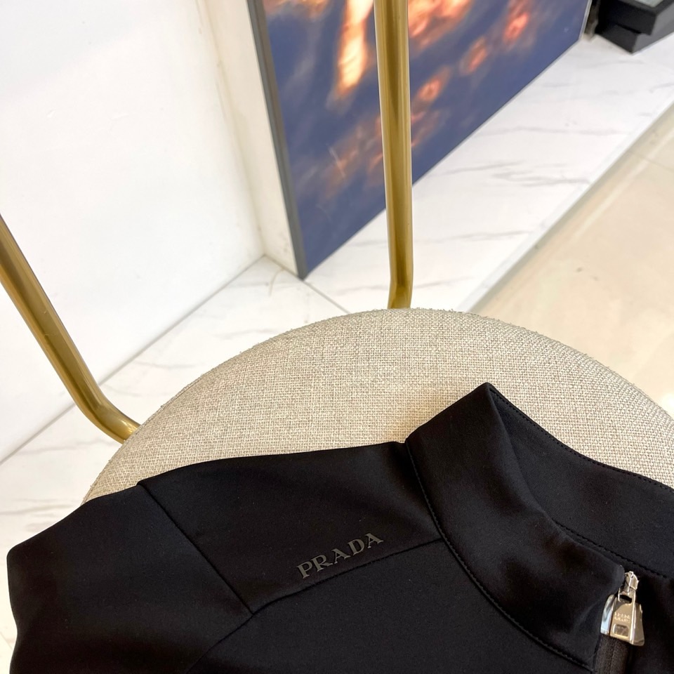 Prad普拉、2025秋冬长袖卫衣T恤。PRADA白色长袖打底衫，以半拉链立领设计诠释现代主义精髓。左胸