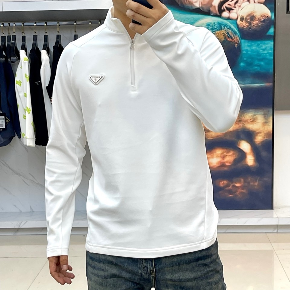 Prad普拉、2025秋冬长袖卫衣T恤。PRADA白色长袖打底衫，以半拉链立领设计诠释现代主义精髓。左胸