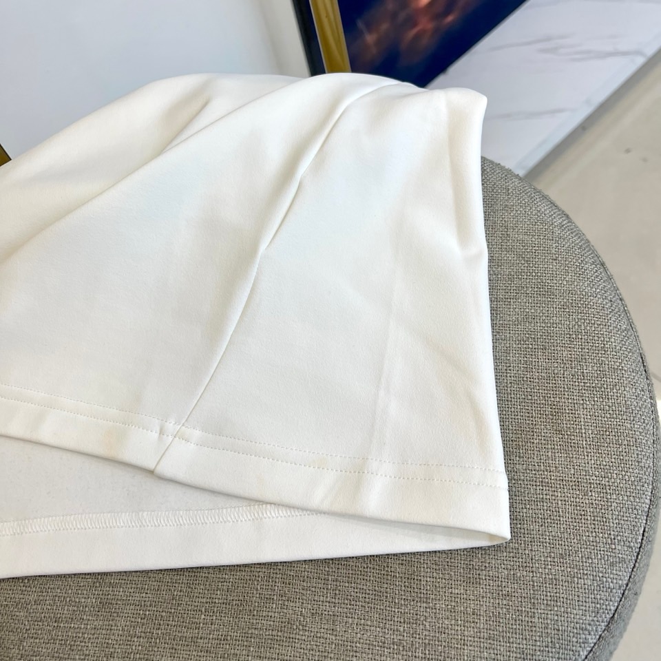 Prad普拉、2025秋冬长袖卫衣T恤。PRADA白色长袖打底衫，以半拉链立领设计诠释现代主义精髓。左胸