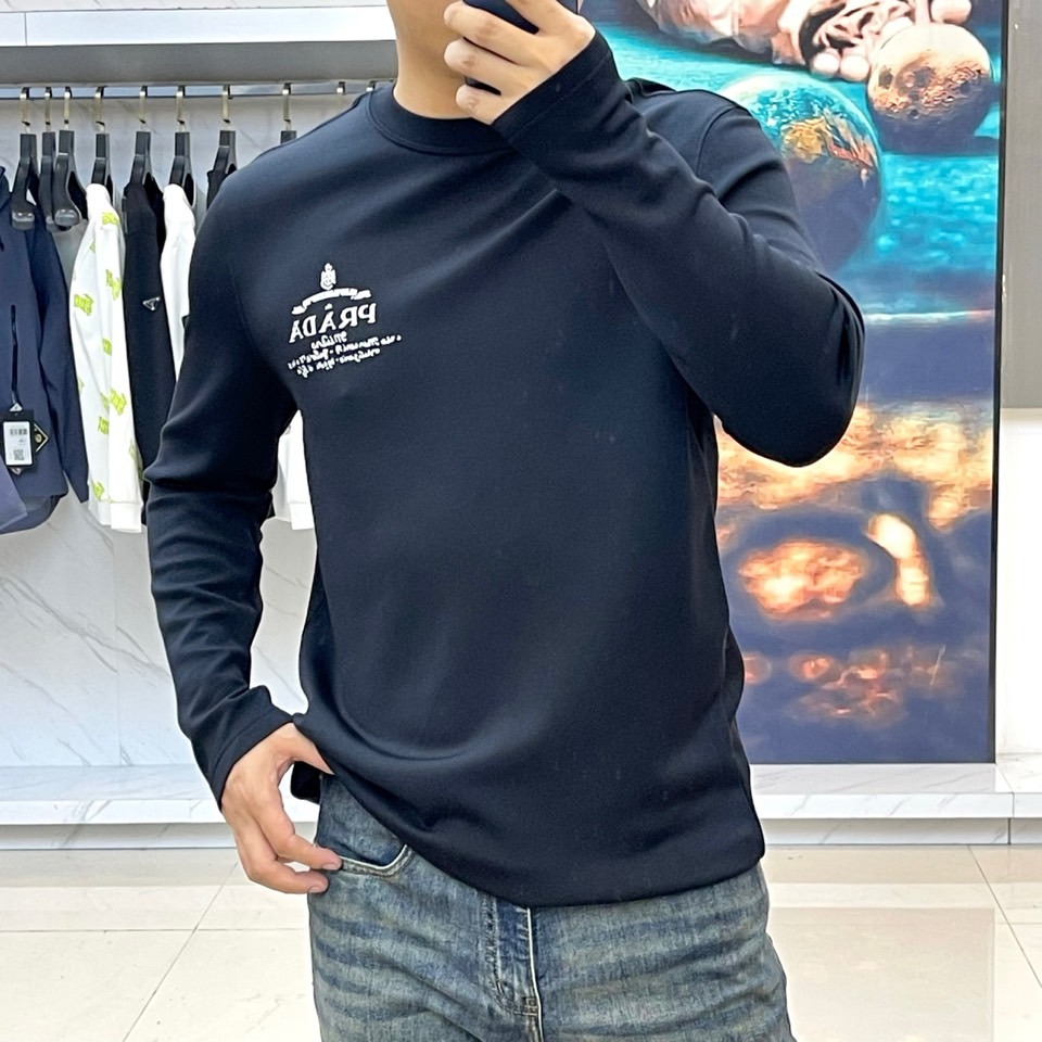 Prad普拉、2025秋冬长袖T恤卫衣。左胸烫金皇冠与手写体