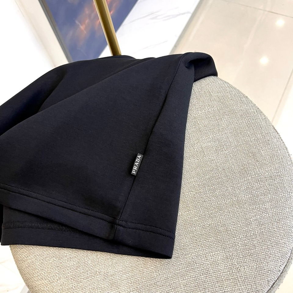 Prad普拉、2025秋冬长袖T恤卫衣。左胸烫金皇冠与手写体