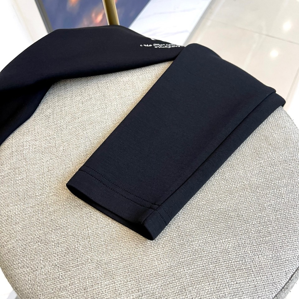 Prad普拉、2025秋冬长袖T恤卫衣。左胸烫金皇冠与手写体