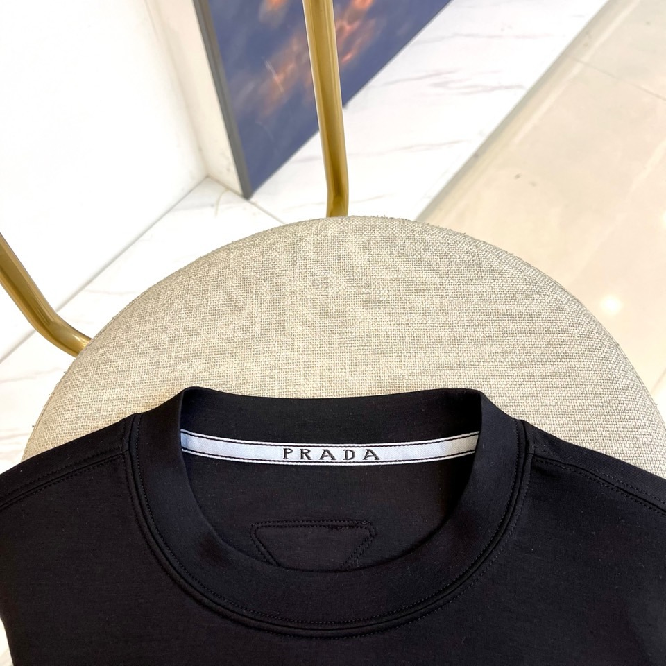 Prad普拉、2025秋冬长袖T恤卫衣。左胸烫金皇冠与手写体