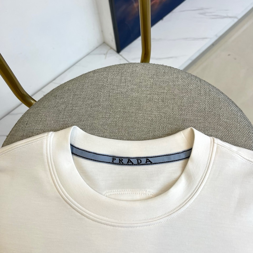 Prad普拉、2025秋冬长袖T恤卫衣。左胸烫金皇冠与手写体