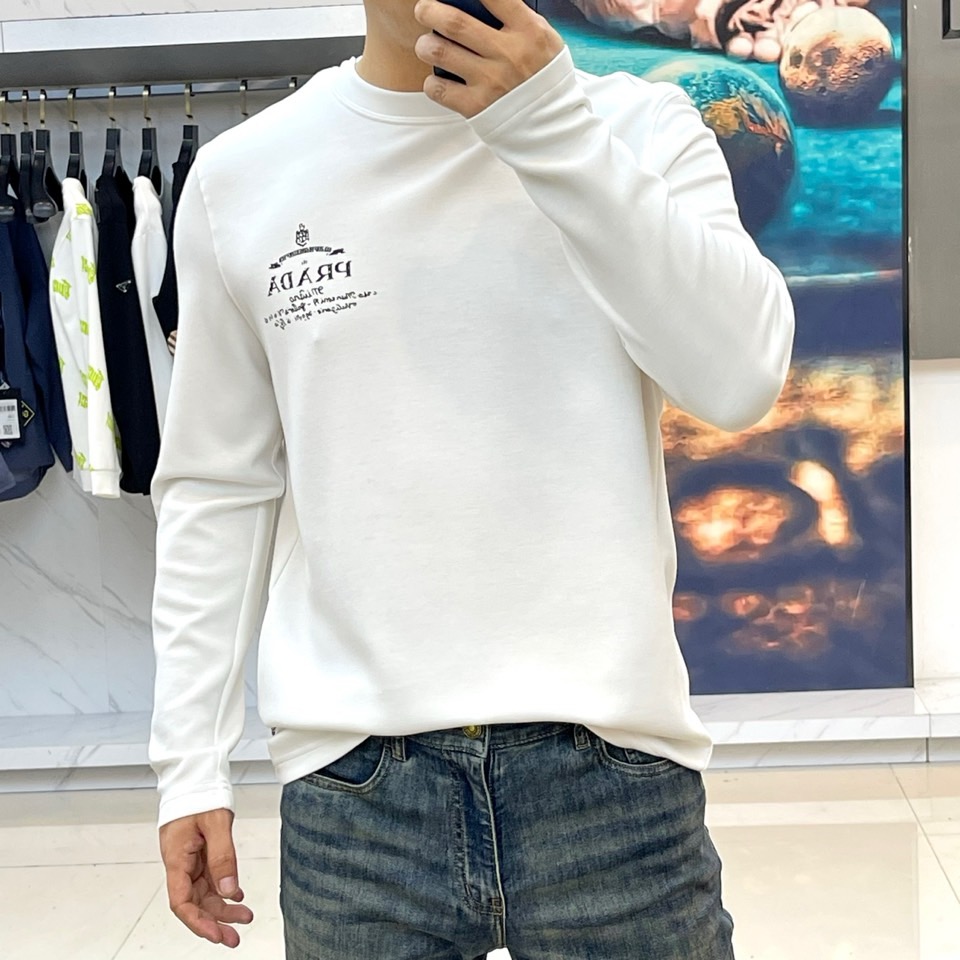 Prad普拉、2025秋冬长袖T恤卫衣。左胸烫金皇冠与手写体