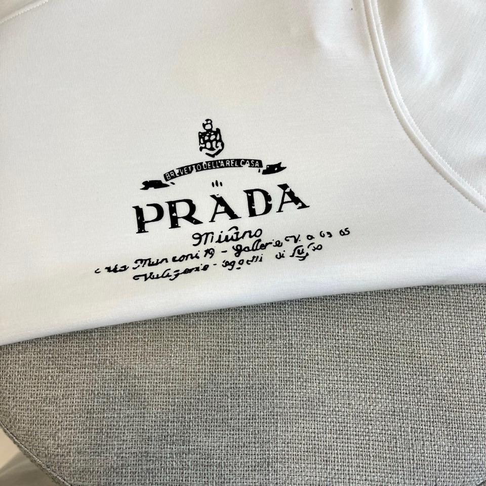 Prad普拉、2025秋冬长袖T恤卫衣。左胸烫金皇冠与手写体