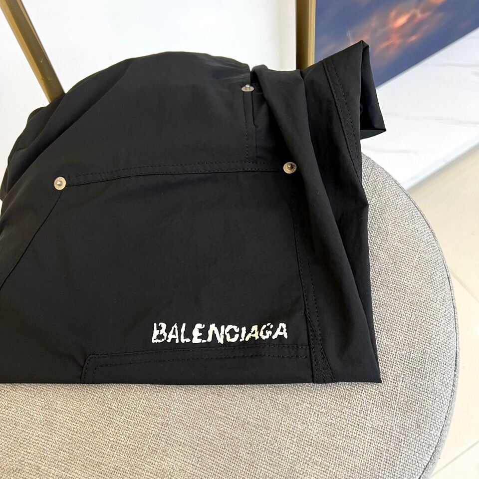 巴黎世家、25s春夏新品男士抽绳休闲工装裤，全新发布新款定制，细节一丝不苟，打造出了常青树的百看不腻以及