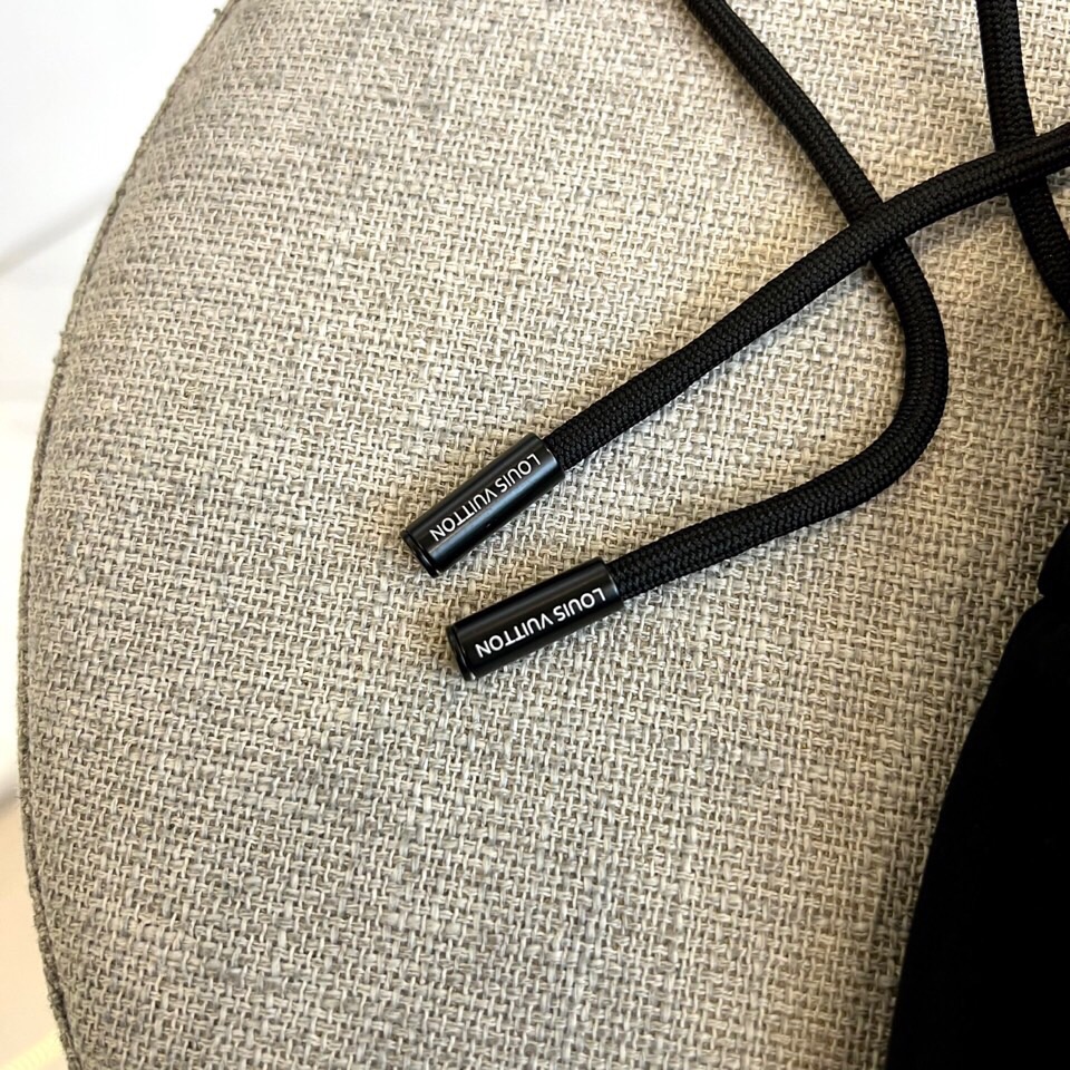 1v、25s春夏新品男士抽绳休闲刺绣运动卫裤，全新发布新款定制，细节一丝不苟，打造出了常青树的百看不腻以