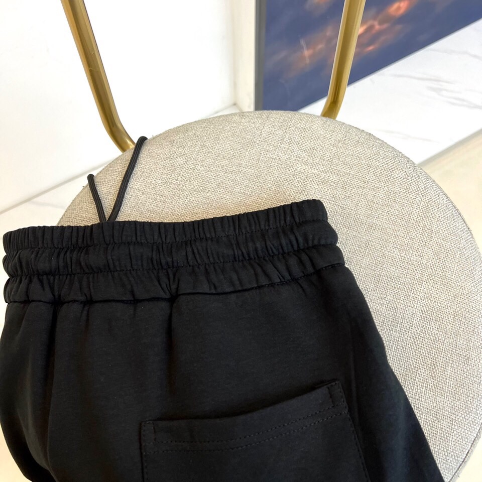 1v、25s春夏新品男士抽绳休闲刺绣运动卫裤，全新发布新款定制，细节一丝不苟，打造出了常青树的百看不腻以