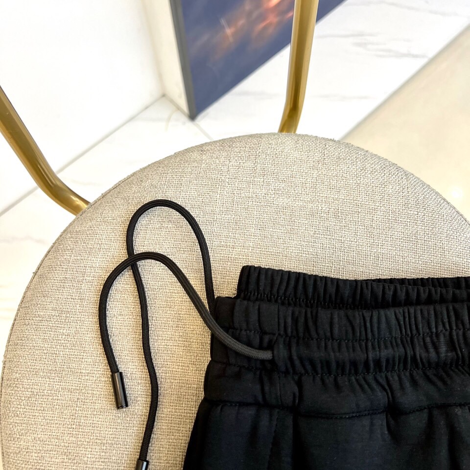 1v、25s春夏新品男士抽绳休闲刺绣运动卫裤，全新发布新款定制，细节一丝不苟，打造出了常青树的百看不腻以