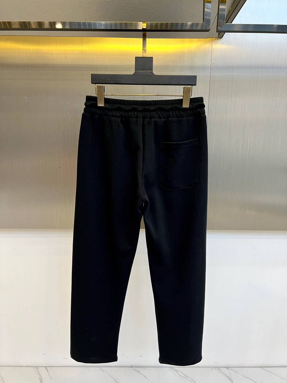 1v、25s春夏新品男士抽绳休闲刺绣运动卫裤，全新发布新款定制，细节一丝不苟，打造出了常青树的百看不腻以