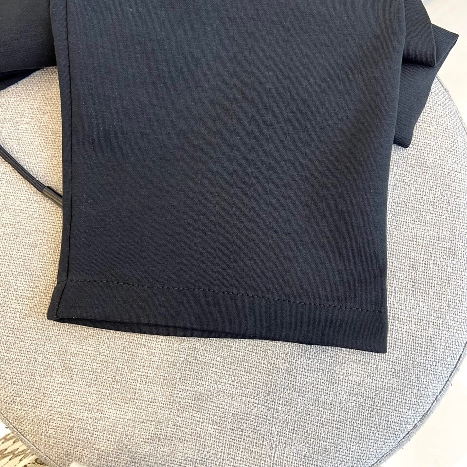 1v、25s春夏新品男士抽绳休闲刺绣运动卫裤，全新发布新款定制，细节一丝不苟，打造出了常青树的百看不腻以