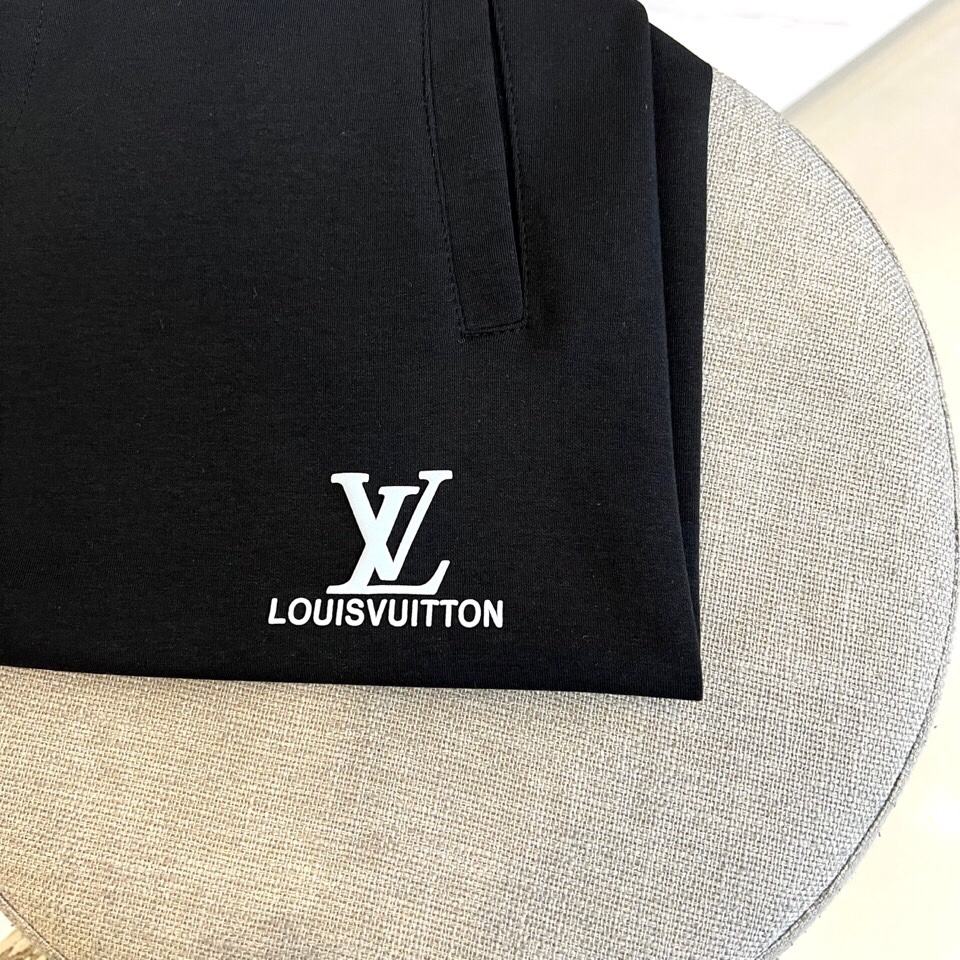 1v、25s春夏新品男士抽绳休闲刺绣运动卫裤，全新发布新款定制，细节一丝不苟，打造出了常青树的百看不腻以