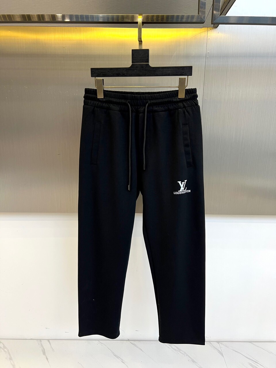 1v、25s春夏新品男士抽绳休闲刺绣运动卫裤，全新发布新款定制，细节一丝不苟，打造出了常青树的百看不腻以