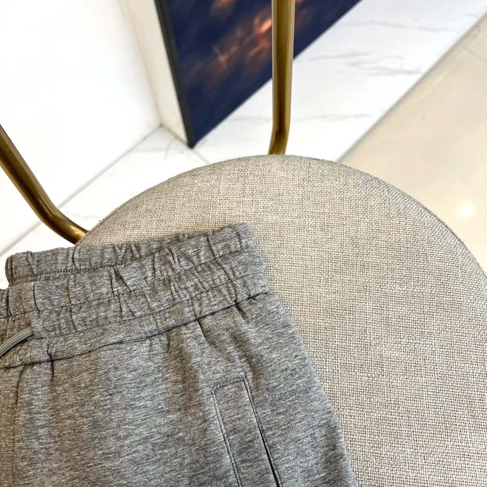 1v、25s春夏新品男士抽绳休闲刺绣运动卫裤，全新发布新款定制，细节一丝不苟，打造出了常青树的百看不腻以