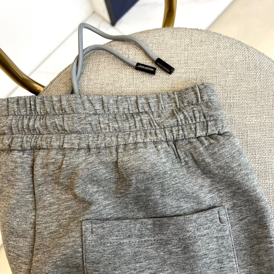 1v、25s春夏新品男士抽绳休闲刺绣运动卫裤，全新发布新款定制，细节一丝不苟，打造出了常青树的百看不腻以