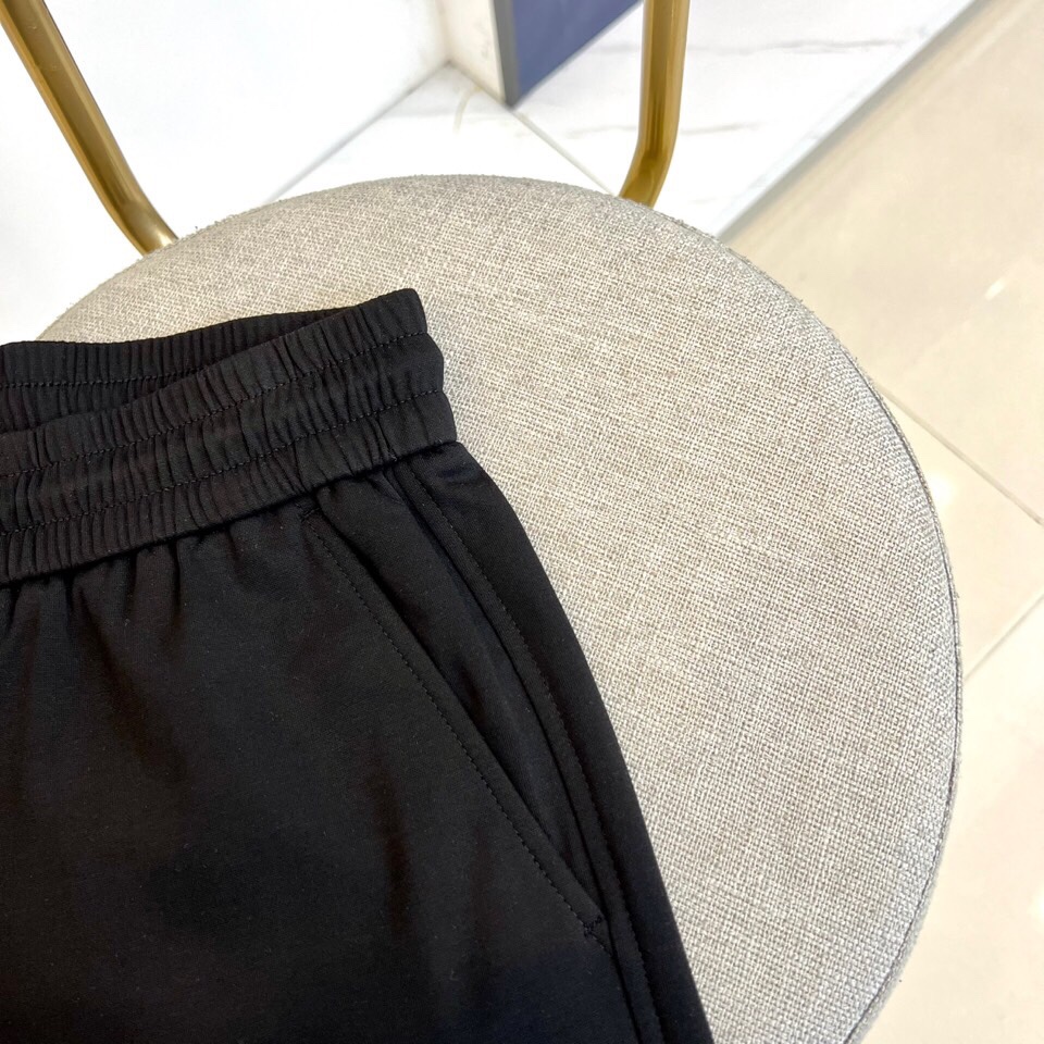 蒙口、25s春夏新品男士抽绳休闲刺绣运动卫裤，全新发布新款定制，细节一丝不苟，打造出了常青树的百看不腻以