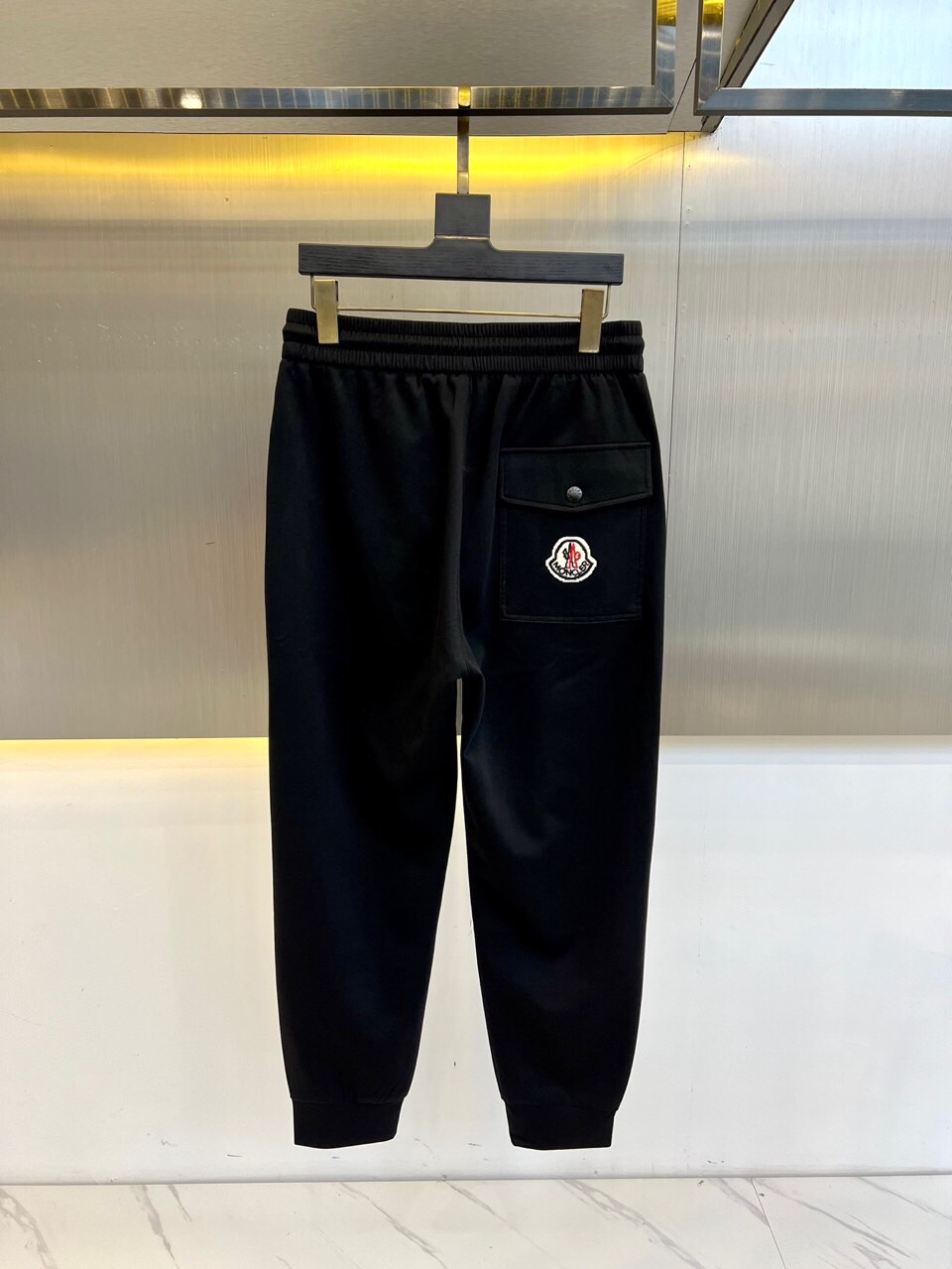 蒙口、25s春夏新品男士抽绳休闲刺绣运动卫裤，全新发布新款定制，细节一丝不苟，打造出了常青树的百看不腻以