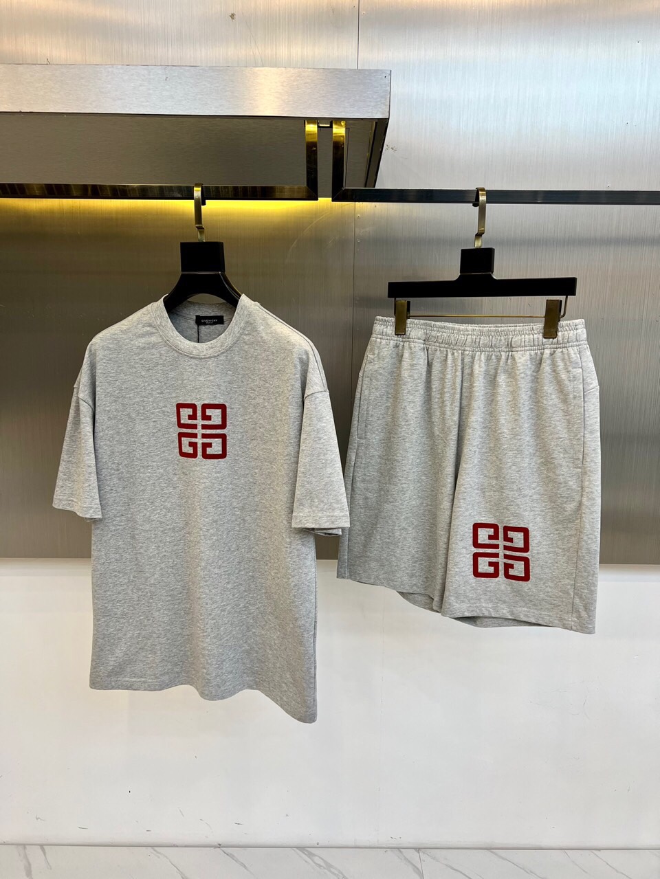 、纪梵希、纯棉套装、定制面料、100%纯棉、上身超然、偏大一码、尺码M-2XL（模特173-140斤上身