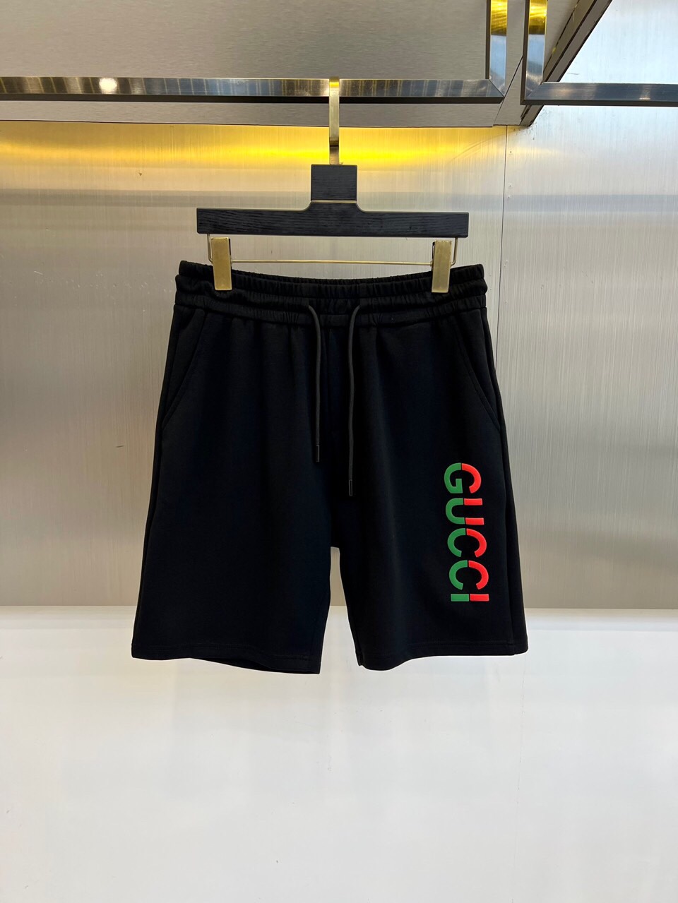 Gucci、25s新款夏季休闲短裤！抽绳刺绣logo设计.简单高级.进口高密棉订制埃及棉面料，手感轻薄透