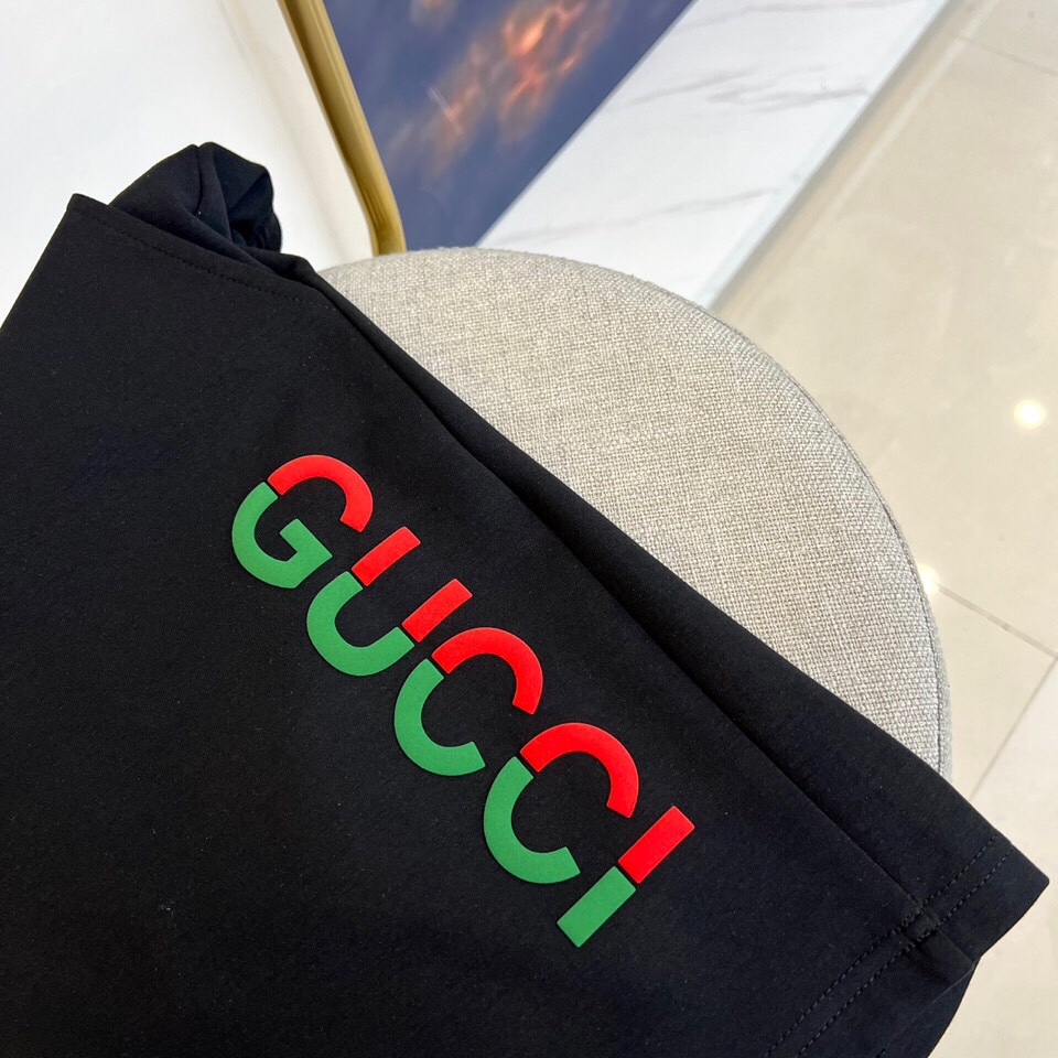 Gucci、25s新款夏季休闲短裤！抽绳刺绣logo设计.简单高级.进口高密棉订制埃及棉面料，手感轻薄透