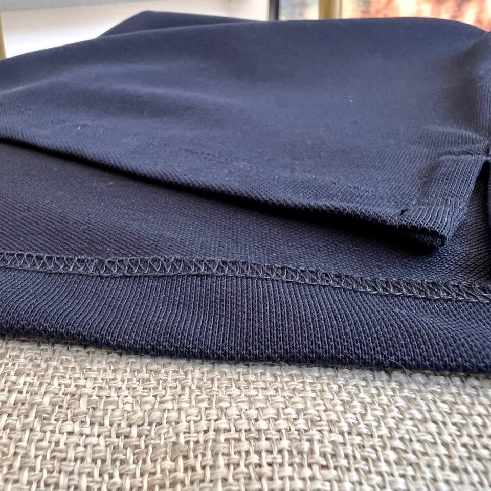 普拉达、2025春夏男士新款圆领短袖T恤。进口定织面料100%纯棉、面料手感丝滑柔软，透气亲肤性极佳，着