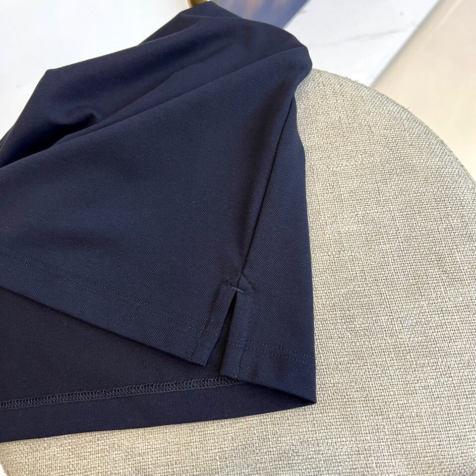 普拉达、2025春夏男士新款圆领短袖T恤。进口定织面料100%纯棉、面料手感丝滑柔软，透气亲肤性极佳，着