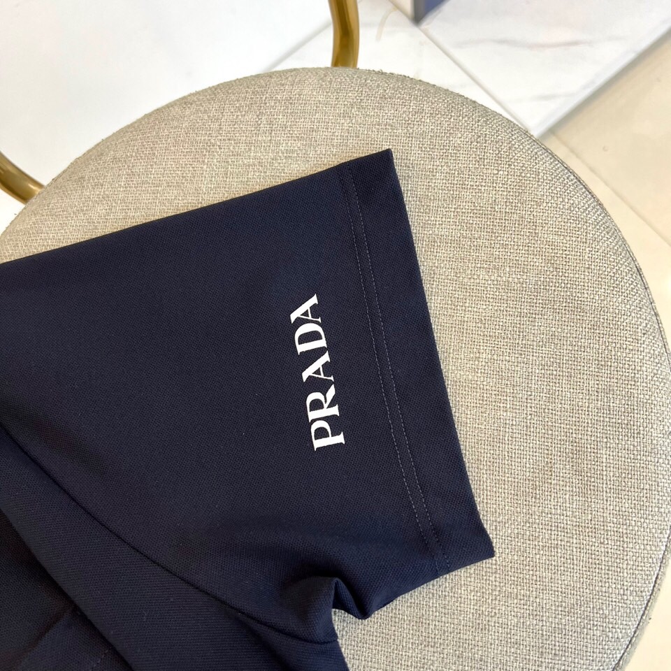 普拉达、2025春夏男士新款圆领短袖T恤。进口定织面料100%纯棉、面料手感丝滑柔软，透气亲肤性极佳，着