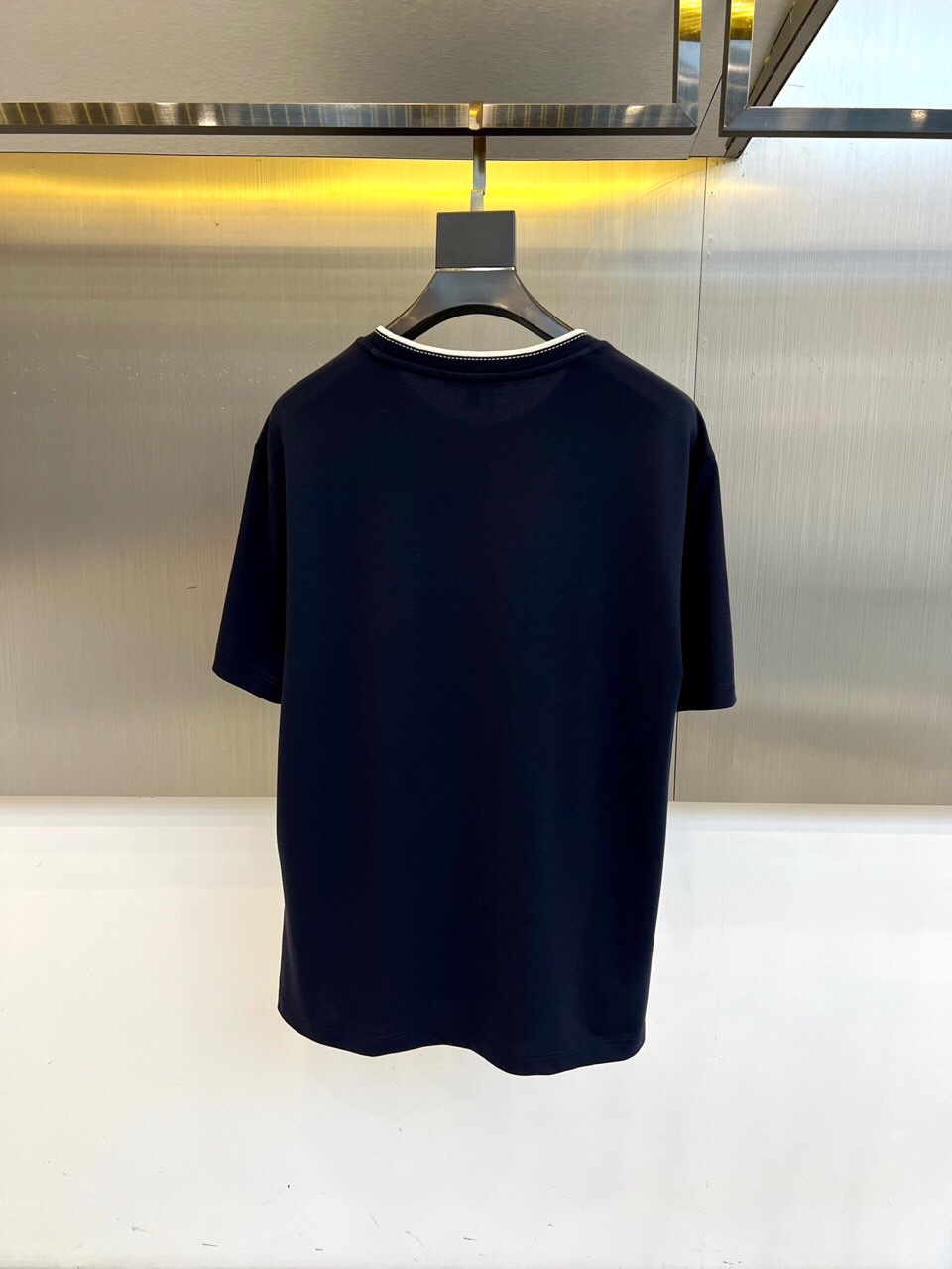 普拉达、2025春夏男士新款圆领短袖T恤。进口定织面料100%纯棉、面料手感丝滑柔软，透气亲肤性极佳，着