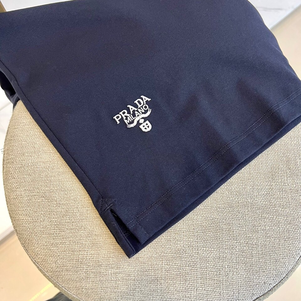 普拉达、2025春夏男士新款圆领短袖T恤。进口定织面料100%纯棉、面料手感丝滑柔软，透气亲肤性极佳，着