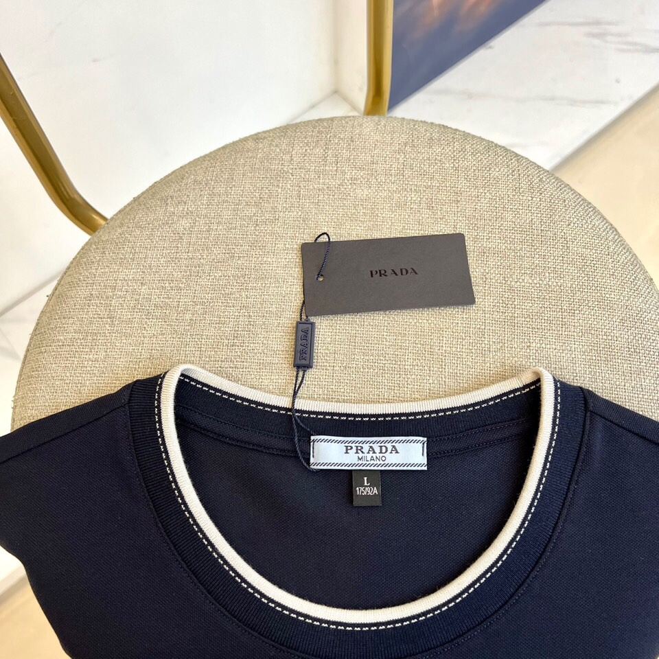 普拉达、2025春夏男士新款圆领短袖T恤。进口定织面料100%纯棉、面料手感丝滑柔软，透气亲肤性极佳，着