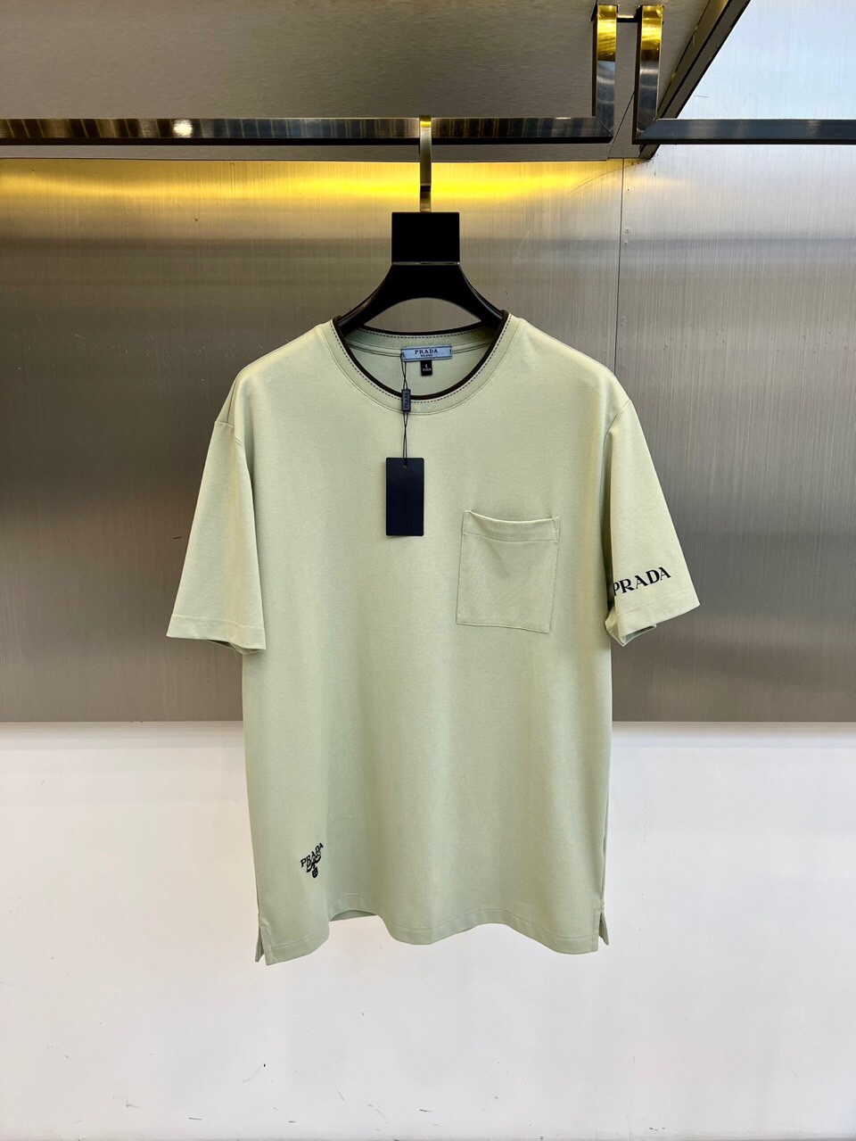 普拉达、2025春夏男士新款圆领短袖T恤。进口定织面料100%纯棉、面料手感丝滑柔软，透气亲肤性极佳，着