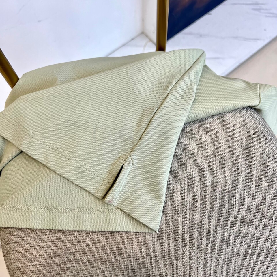 普拉达、2025春夏男士新款圆领短袖T恤。进口定织面料100%纯棉、面料手感丝滑柔软，透气亲肤性极佳，着