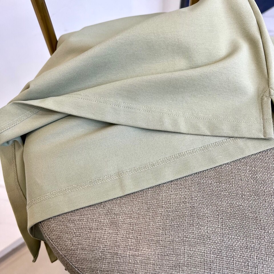 普拉达、2025春夏男士新款圆领短袖T恤。进口定织面料100%纯棉、面料手感丝滑柔软，透气亲肤性极佳，着