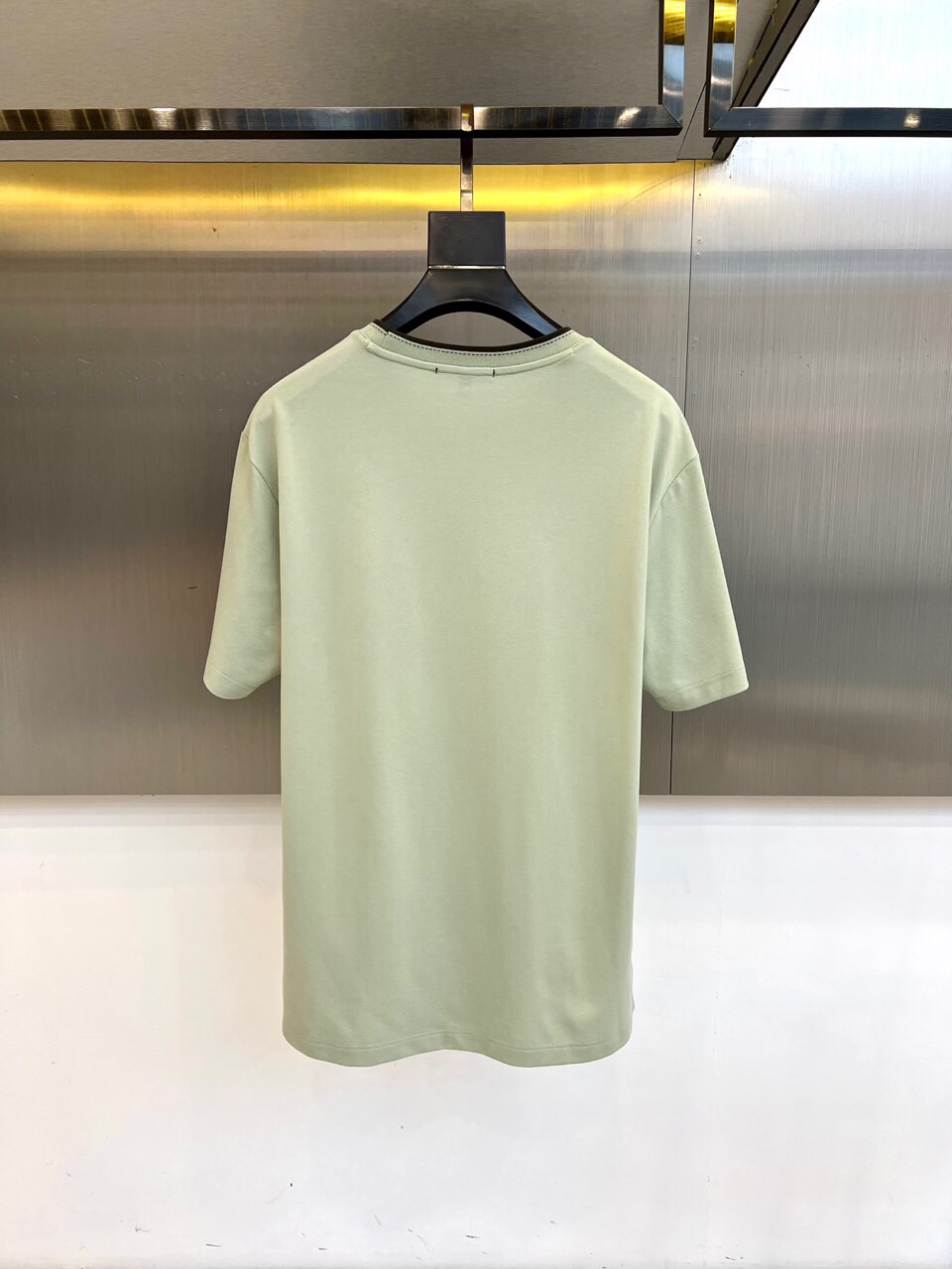 普拉达、2025春夏男士新款圆领短袖T恤。进口定织面料100%纯棉、面料手感丝滑柔软，透气亲肤性极佳，着