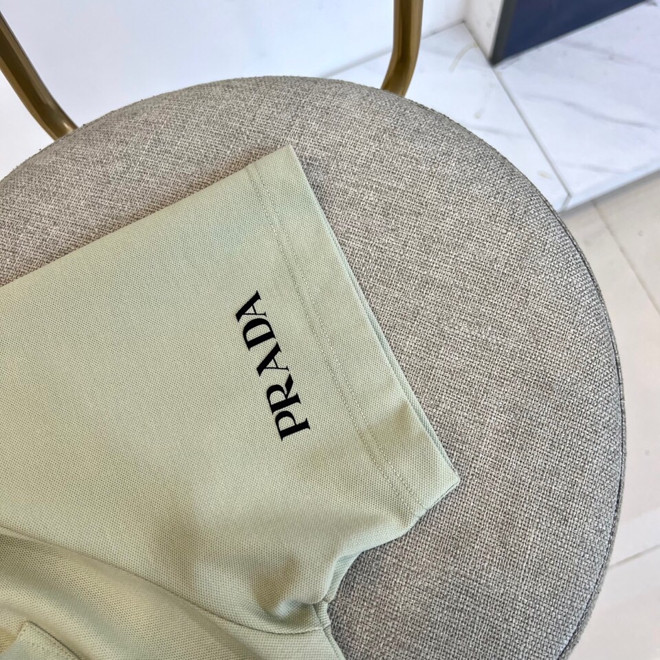 普拉达、2025春夏男士新款圆领短袖T恤。进口定织面料100%纯棉、面料手感丝滑柔软，透气亲肤性极佳，着